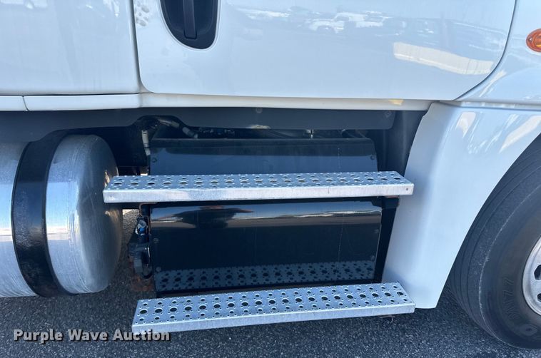 image for item LR9468 2017 Freightliner  Cascadia  semi truck