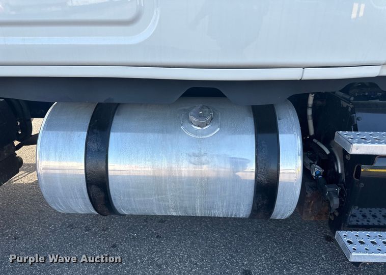 image for item LR9468 2017 Freightliner  Cascadia  semi truck