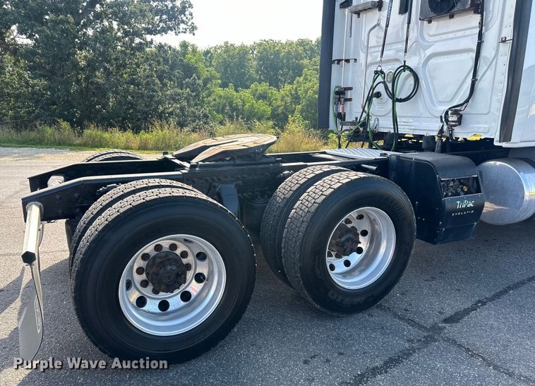 image for item LR9468 2017 Freightliner  Cascadia  semi truck