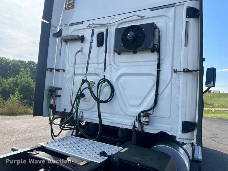 image for item LR9468 2017 Freightliner  Cascadia  semi truck