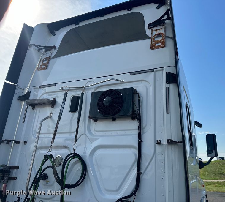 image for item LR9468 2017 Freightliner  Cascadia  semi truck