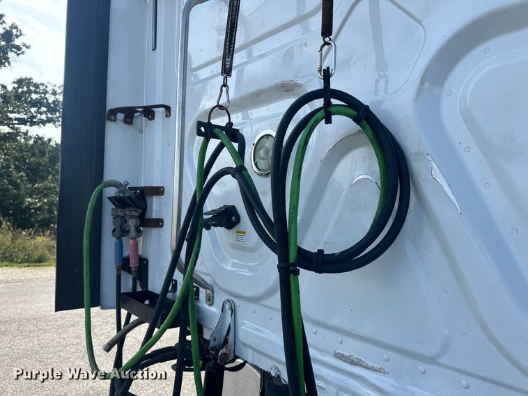 image for item LR9468 2017 Freightliner  Cascadia  semi truck