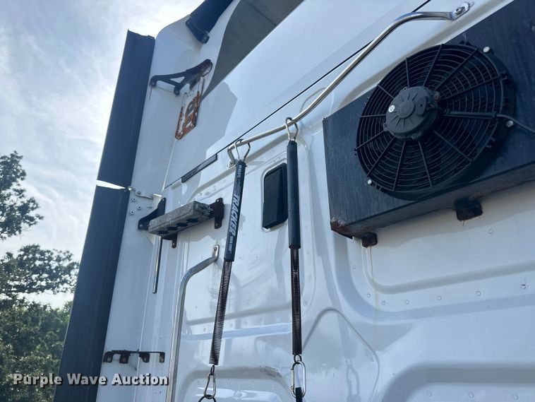 image for item LR9468 2017 Freightliner  Cascadia  semi truck