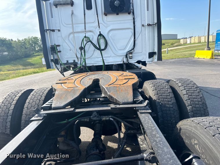 image for item LR9468 2017 Freightliner  Cascadia  semi truck