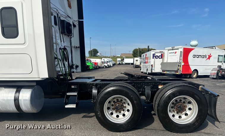 image for item LR9468 2017 Freightliner  Cascadia  semi truck