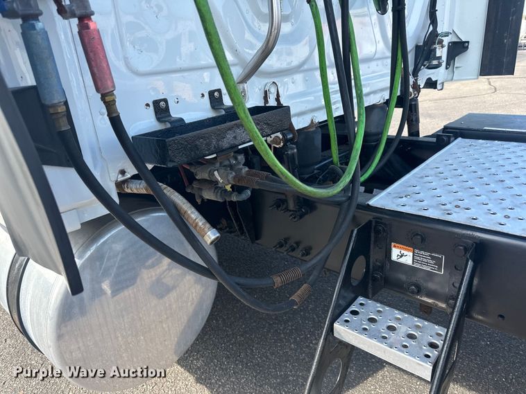 image for item LR9468 2017 Freightliner  Cascadia  semi truck