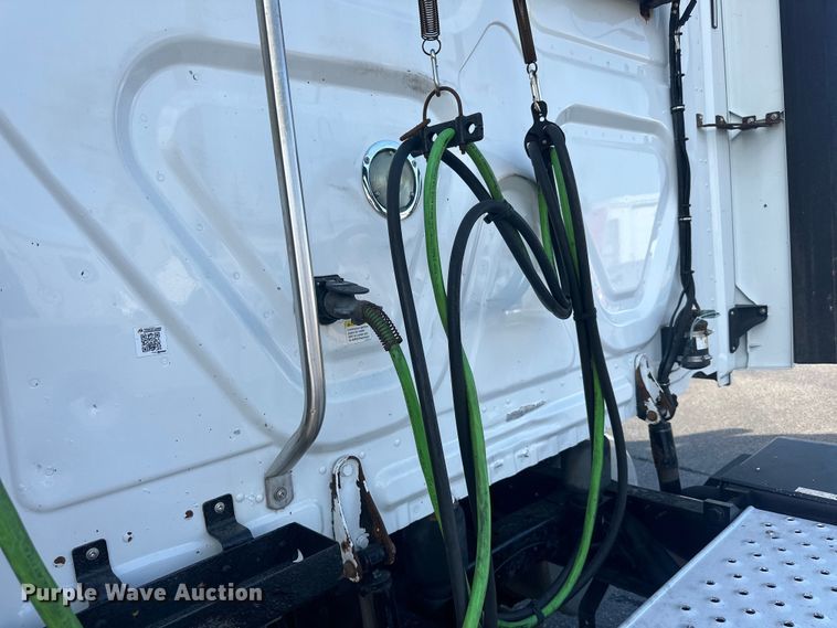 image for item LR9468 2017 Freightliner  Cascadia  semi truck