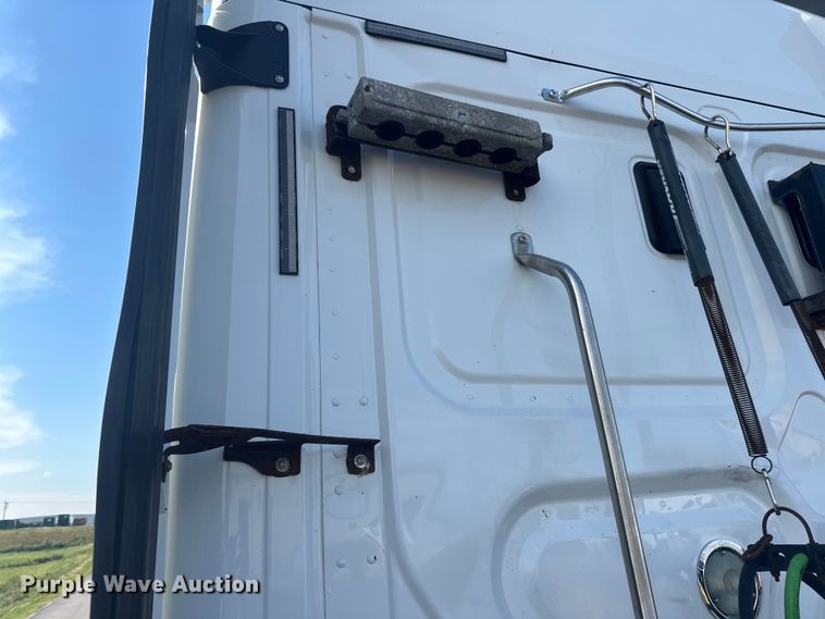 image for item LR9468 2017 Freightliner  Cascadia  semi truck