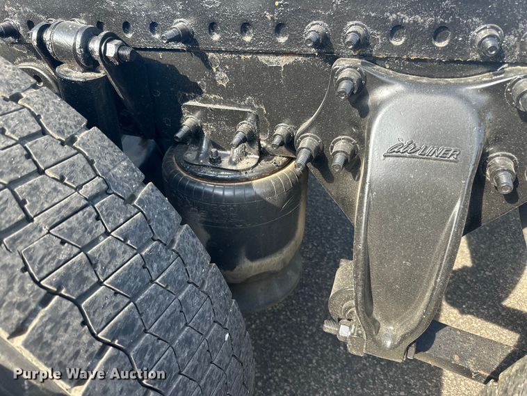 image for item LR9468 2017 Freightliner  Cascadia  semi truck