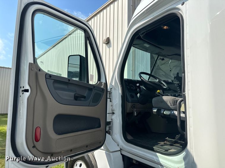 image for item LR9468 2017 Freightliner  Cascadia  semi truck