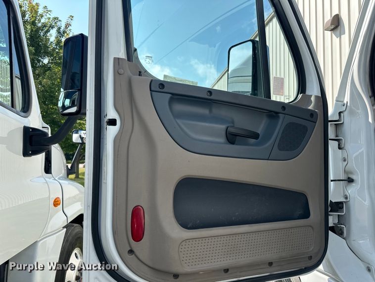 image for item LR9468 2017 Freightliner  Cascadia  semi truck