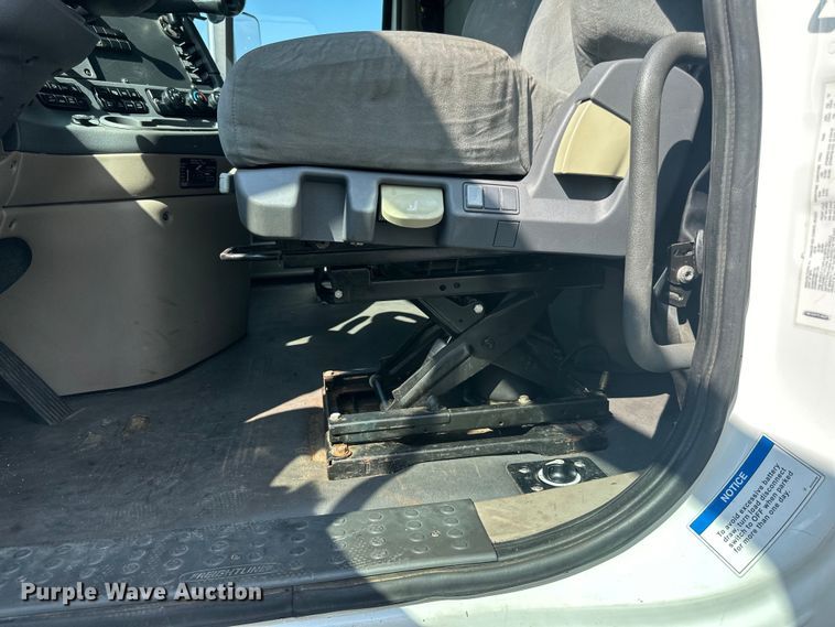 image for item LR9468 2017 Freightliner  Cascadia  semi truck