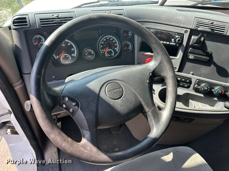 image for item LR9468 2017 Freightliner  Cascadia  semi truck