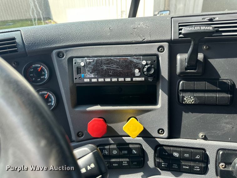 image for item LR9468 2017 Freightliner  Cascadia  semi truck