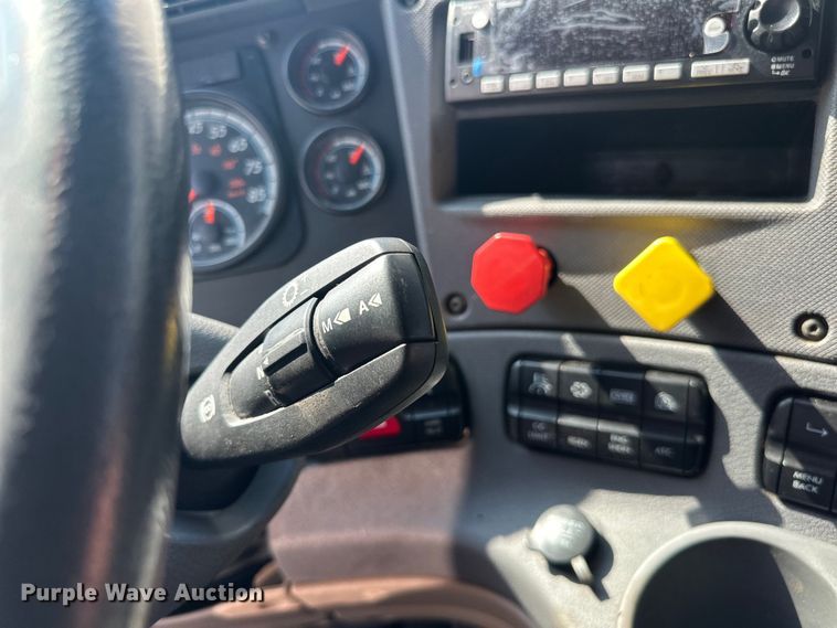 image for item LR9468 2017 Freightliner  Cascadia  semi truck