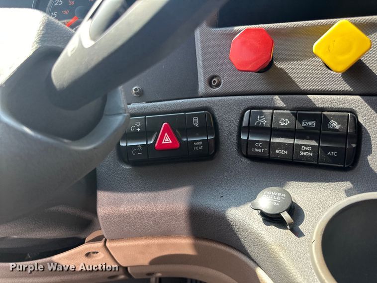 image for item LR9468 2017 Freightliner  Cascadia  semi truck