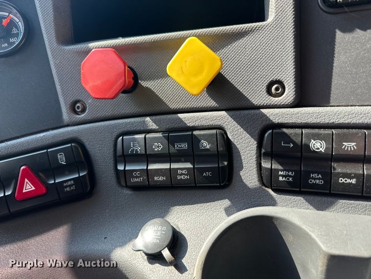 image for item LR9468 2017 Freightliner  Cascadia  semi truck