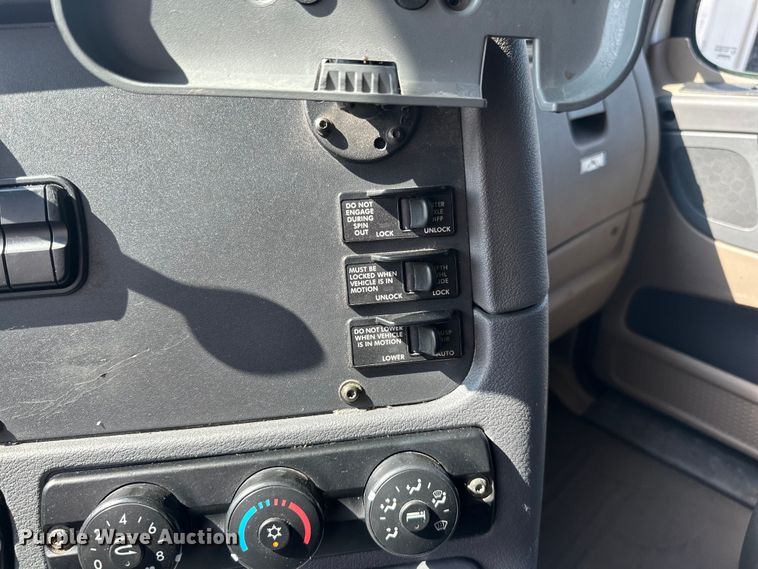 image for item LR9468 2017 Freightliner  Cascadia  semi truck