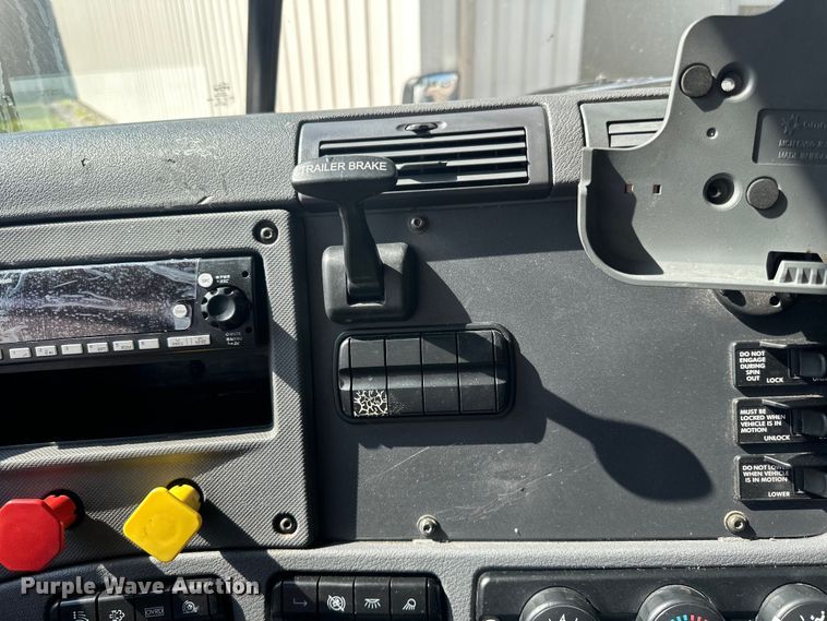 image for item LR9468 2017 Freightliner  Cascadia  semi truck