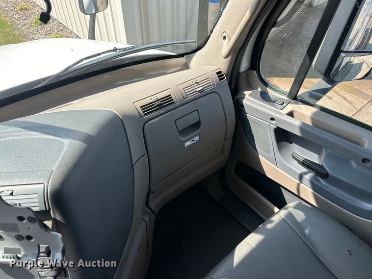 image for item LR9468 2017 Freightliner  Cascadia  semi truck