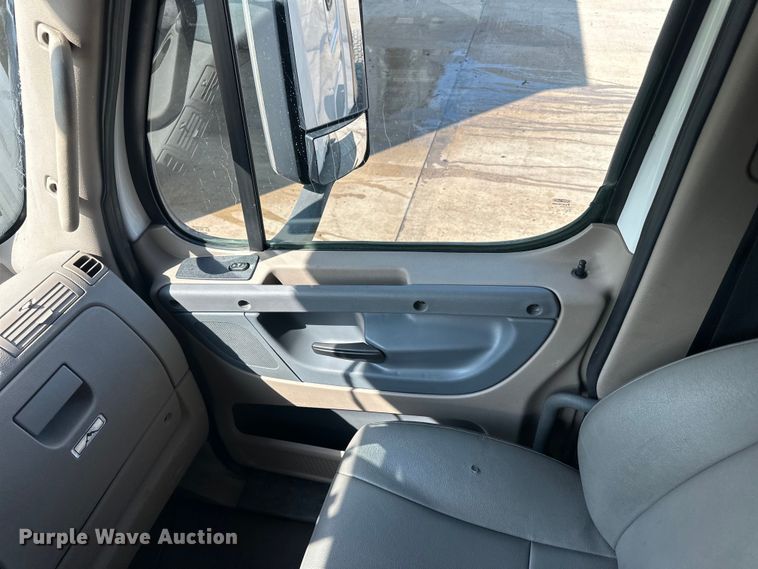 image for item LR9468 2017 Freightliner  Cascadia  semi truck