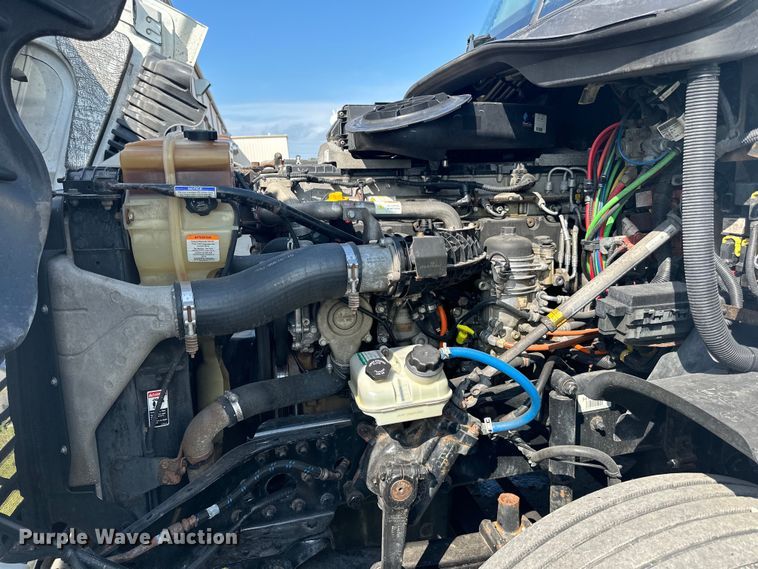 image for item LR9468 2017 Freightliner  Cascadia  semi truck