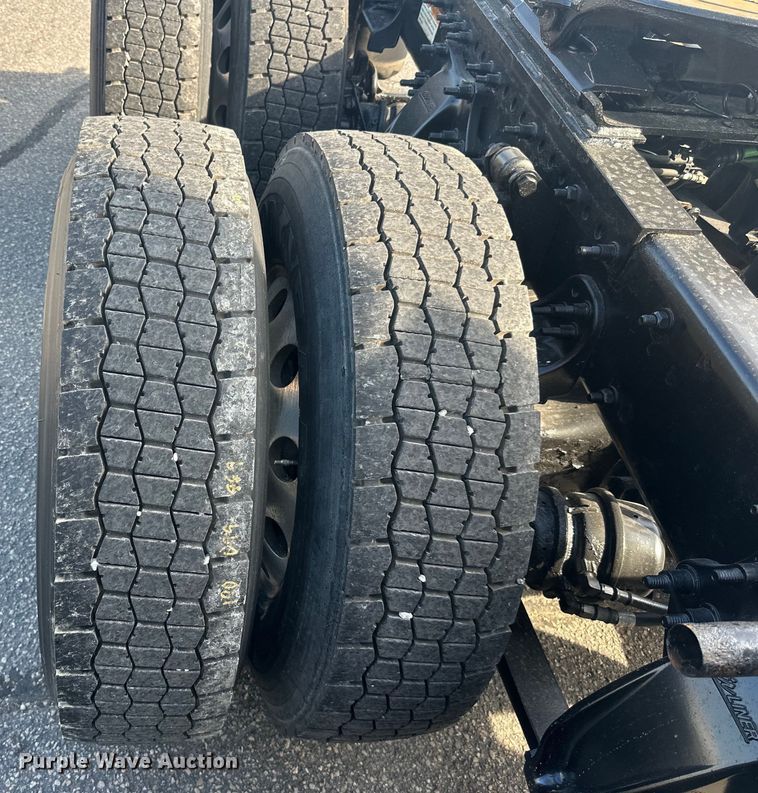 image for item LR9468 2017 Freightliner  Cascadia  semi truck