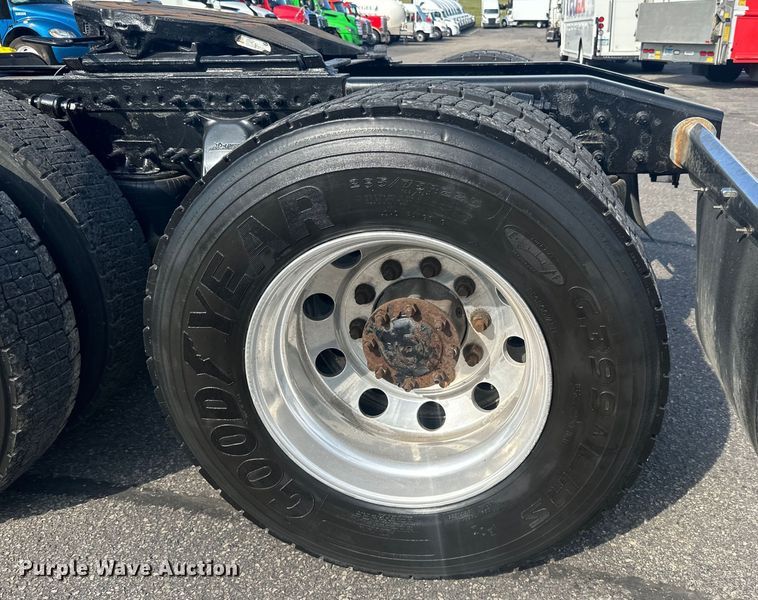 image for item LR9468 2017 Freightliner  Cascadia  semi truck