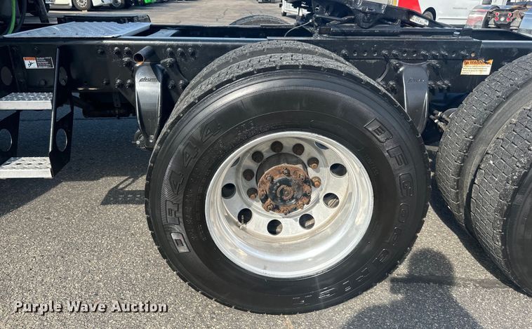 image for item LR9468 2017 Freightliner  Cascadia  semi truck