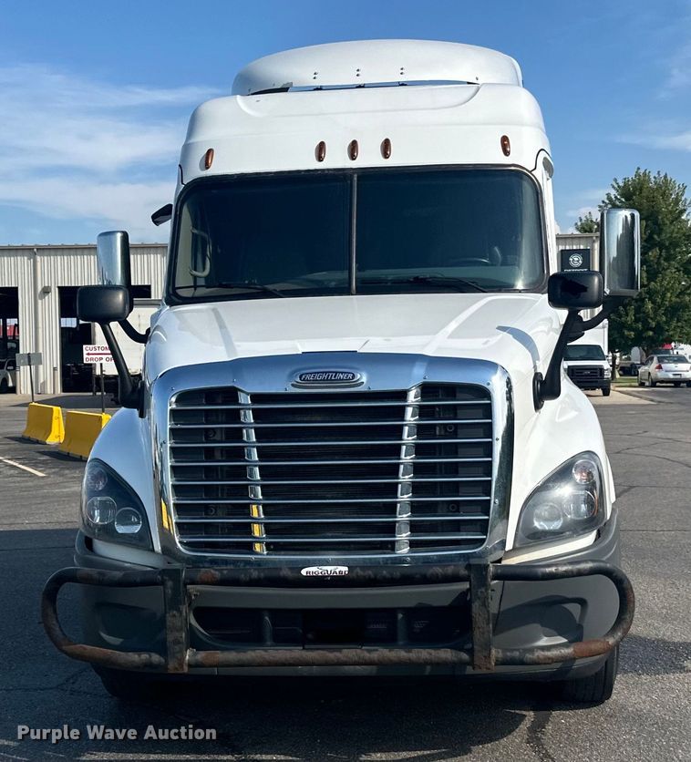 image for item LR9469 2017 Freightliner Cascadia semi truck