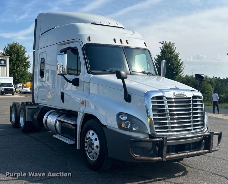 image for item LR9469 2017 Freightliner Cascadia semi truck