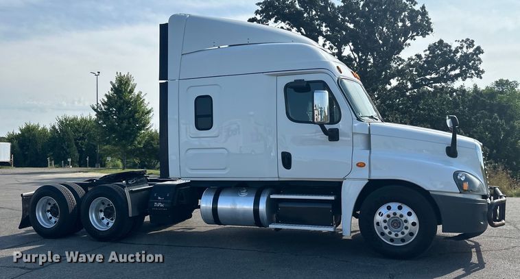 image for item LR9469 2017 Freightliner Cascadia semi truck