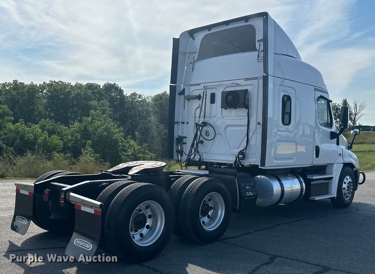 image for item LR9469 2017 Freightliner Cascadia semi truck