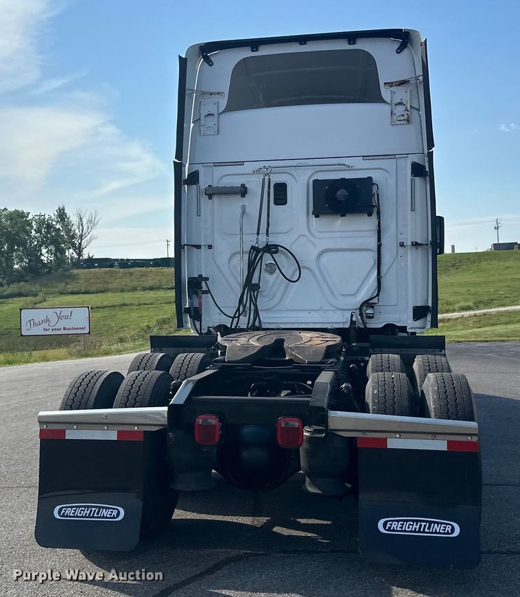 image for item LR9469 2017 Freightliner Cascadia semi truck