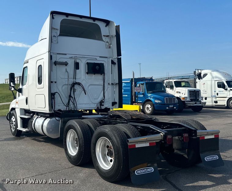 image for item LR9469 2017 Freightliner Cascadia semi truck