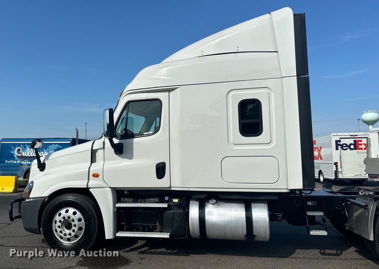 image for item LR9469 2017 Freightliner Cascadia semi truck