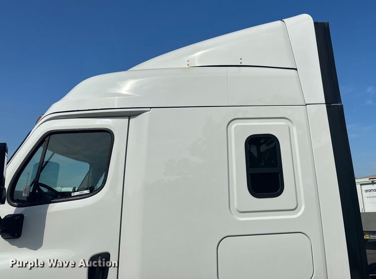 image for item LR9469 2017 Freightliner Cascadia semi truck