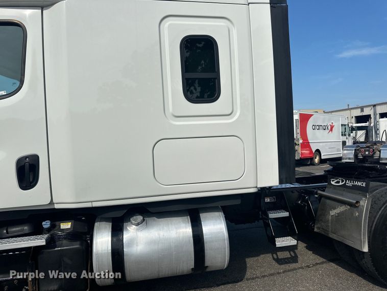 image for item LR9469 2017 Freightliner Cascadia semi truck