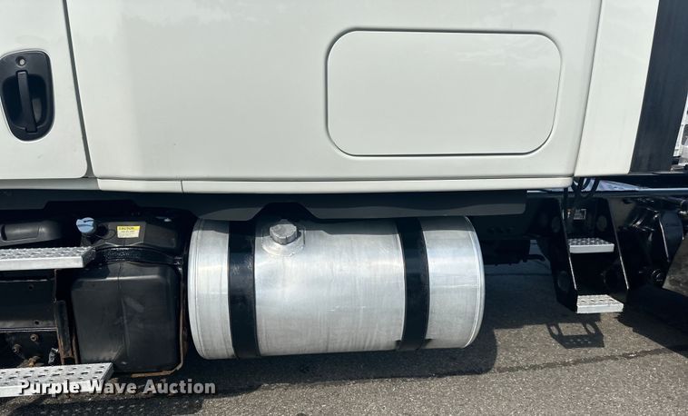 image for item LR9469 2017 Freightliner Cascadia semi truck