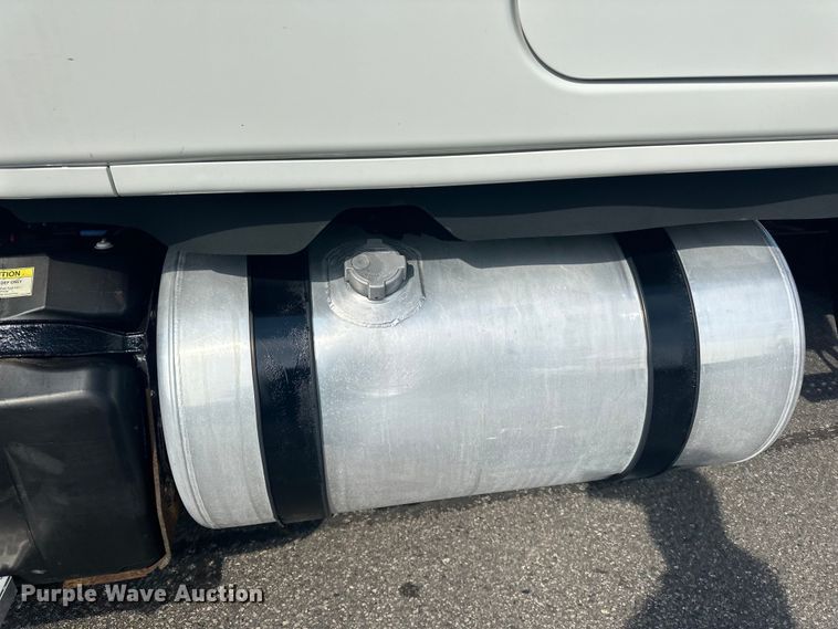 image for item LR9469 2017 Freightliner Cascadia semi truck