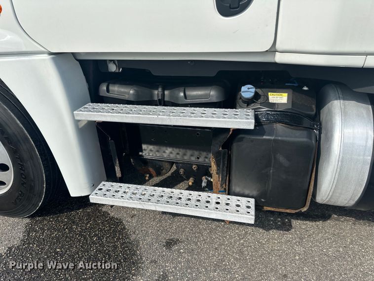 image for item LR9469 2017 Freightliner Cascadia semi truck