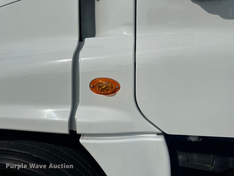 image for item LR9469 2017 Freightliner Cascadia semi truck