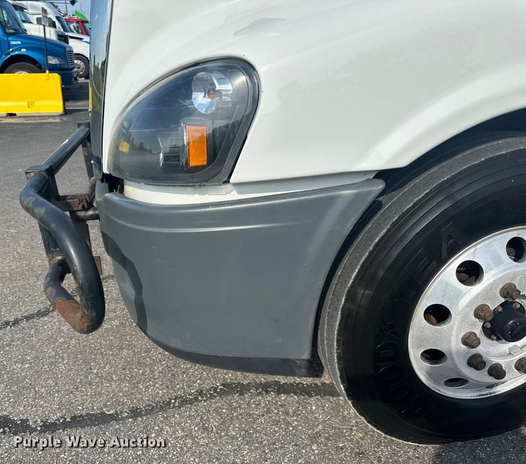 image for item LR9469 2017 Freightliner Cascadia semi truck