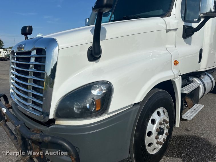 image for item LR9469 2017 Freightliner Cascadia semi truck