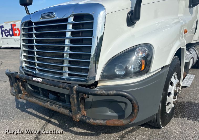 image for item LR9469 2017 Freightliner Cascadia semi truck