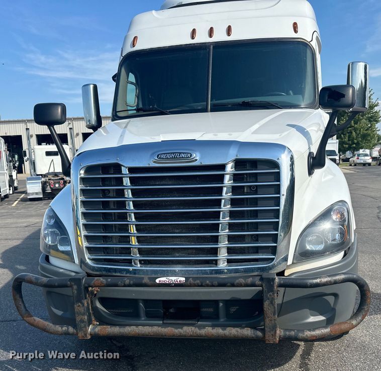 image for item LR9469 2017 Freightliner Cascadia semi truck