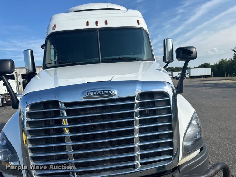 image for item LR9469 2017 Freightliner Cascadia semi truck