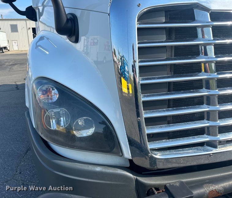 image for item LR9469 2017 Freightliner Cascadia semi truck