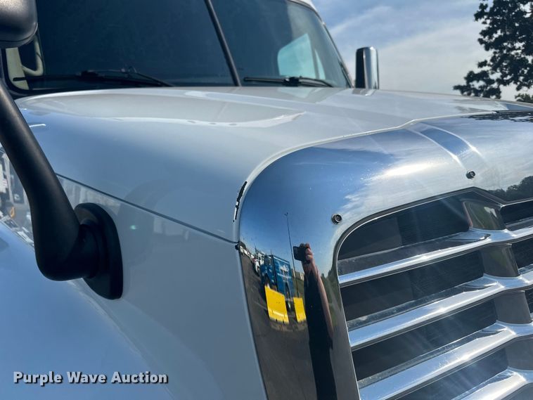 image for item LR9469 2017 Freightliner Cascadia semi truck