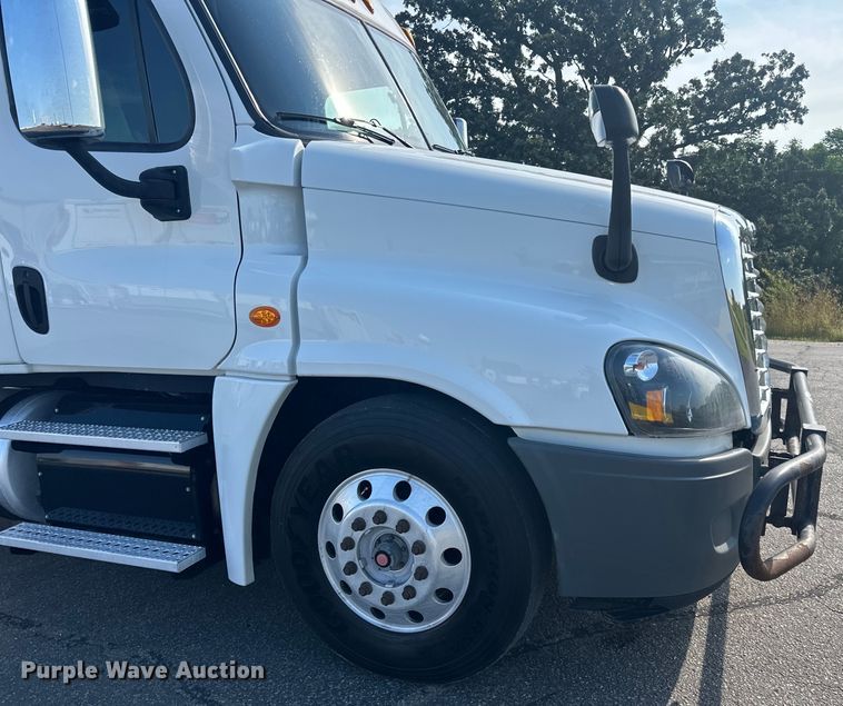 image for item LR9469 2017 Freightliner Cascadia semi truck